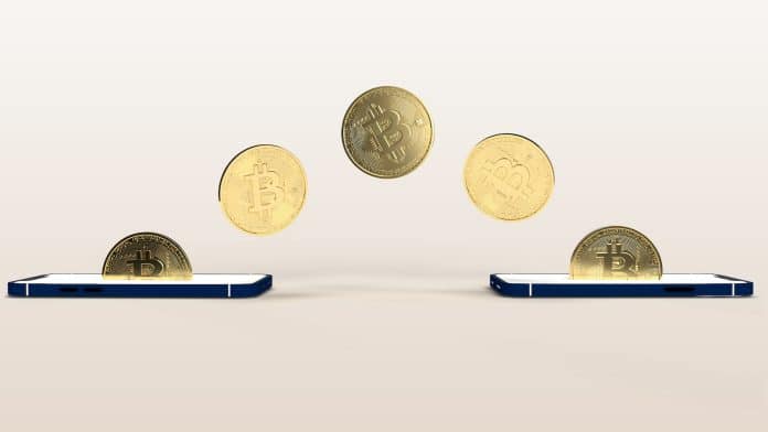 Bitcoins saindo de um celular para outro, em símbolo de trade