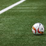 Bola de futebol em campo