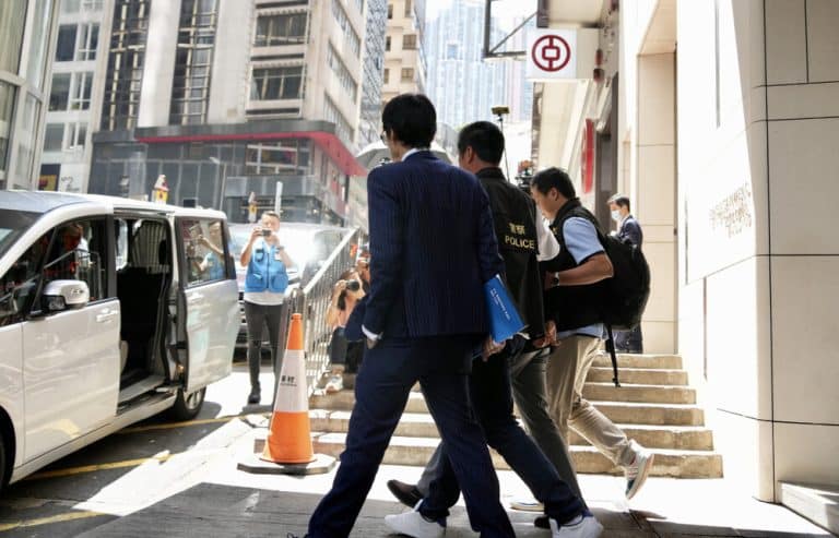 Influenciador de Hong Kong Joseph Lam preso em investigação JPEX. Imagem: thestandard.com.hk