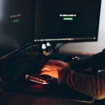 Hacker em invasão de sistemas
