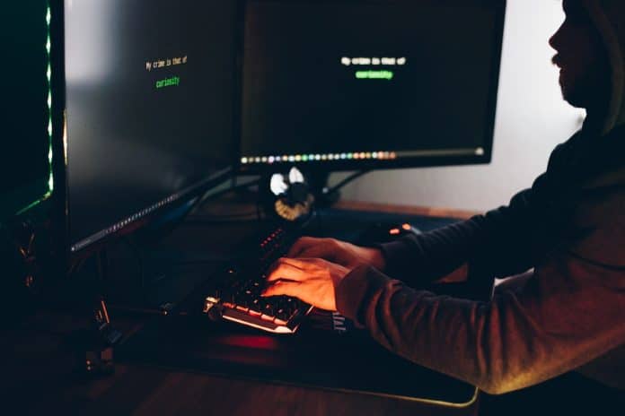 Hacker em invasão de sistemas