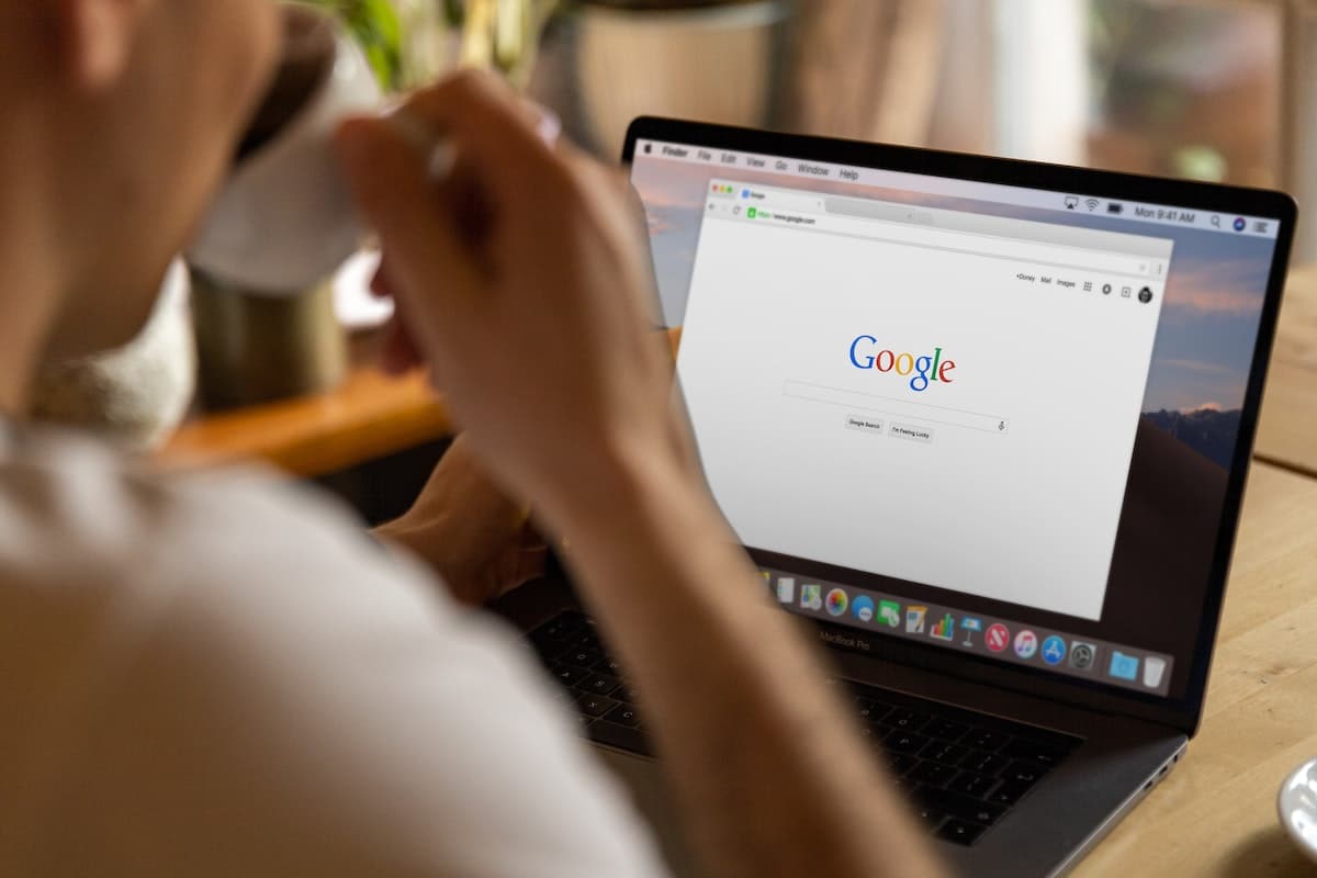 Homem tomando café enquanto navega no Google