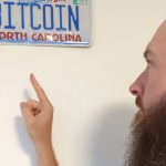 Jameson Lopp cypherpunk apontando para placa com escrita do bitcoin
