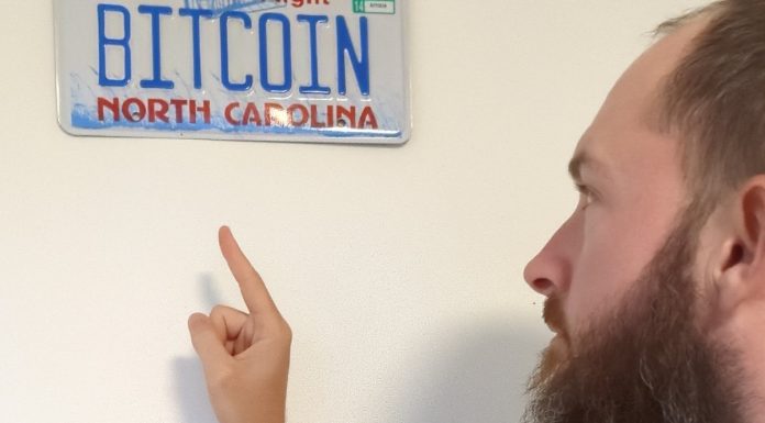Jameson Lopp cypherpunk apontando para placa com escrita do bitcoin