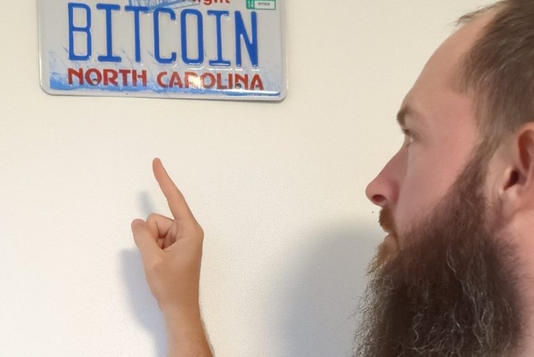 Jameson Lopp cypherpunk apontando para placa com escrita do bitcoin