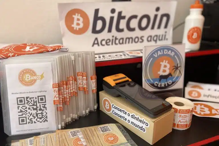 Máquinas de aceitar bitcoin ao lado de cartões