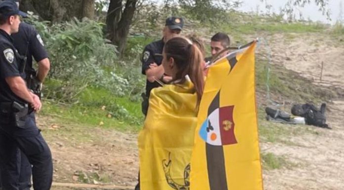 Moradora de Liberland tenta resistir a invasão da polícia da Croácia
