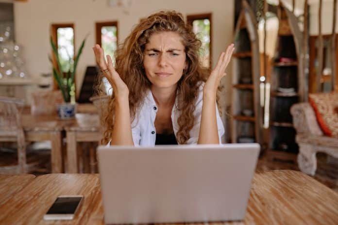 Mulher indignada com golpe pela internet