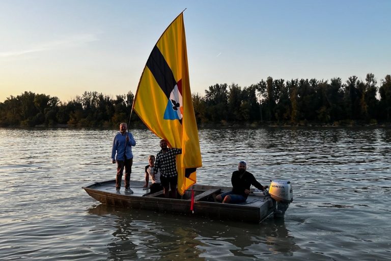 Barco com moradores de Liberland, país entre Sérvia e Croácia