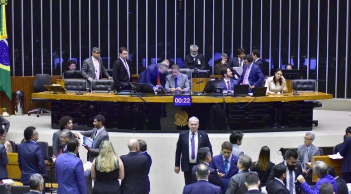 Deputados na sessão do Plenário desta quarta-feira (Agência Brasil)