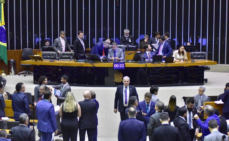 Deputados na sessão do Plenário desta quarta-feira (Agência Brasil)