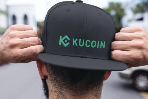 Kucoin estampado em boné, corretora de bitcoin