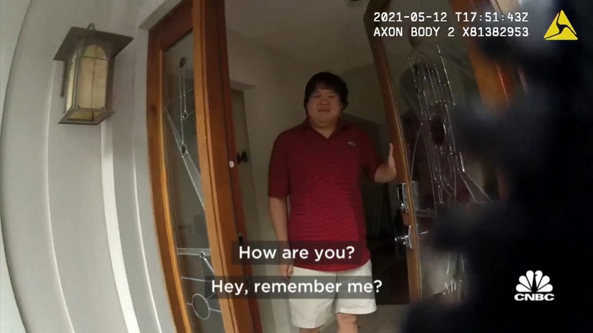 Jimmy Zhong recebendo policiais em sua casa. Fonte: CNBC/Reprodução.
