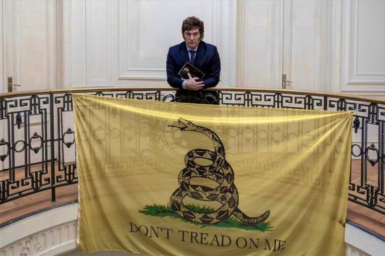 Javier Milei com bandeira de Gadsden, símbolo do libertarianismo. Fonte: Redes Sociais/Reprodução.