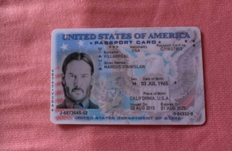 Documento de identidade falso utilizando foto do ator Keanu Reeves, conhecido pelos papeis de Neo e John Wick. Fonte: 404 Media/Reprodução.