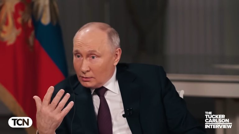 Vladimir Putin, presidente da Rússia, falando sobre dólar americano. Fonte: Tucker Carlson/YouTube.