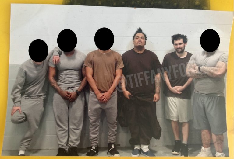 Sam Bankman-Fried (segundo, da esquerda para a direita) na prisão. Fonte: Tiffany Fong/Reprodução.