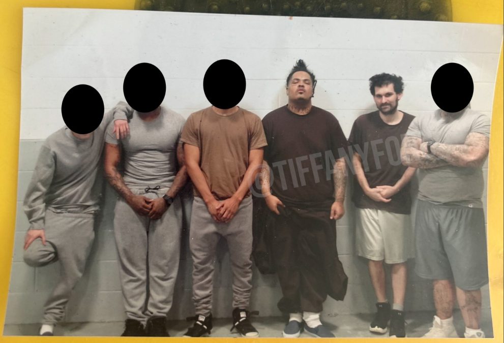 Sam Bankman-Fried (segundo, da direita para a esquerda) aparece em foto pela primeira vez desde sua prisão. Fonte: Tiffany Fong/Reprodução.