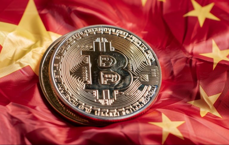 Moedas de Bitcoin sobre bandeira da China. Fonte: MidJourney.