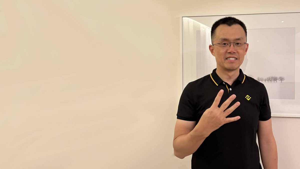 Changpeng Zhao, fundador da Binance, fazendo número 4 com as mãos.
