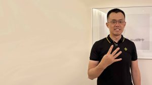 Changpeng Zhao, fundador da Binance, fazendo número 4 com as mãos.
