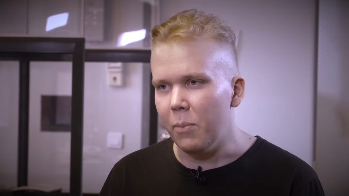 Julius Kivimäki, hacker finlandês condenado a 6 meses e 3 anos de prisão por violação de dados e chantagem. Fonte: YouTube/Reprodução.