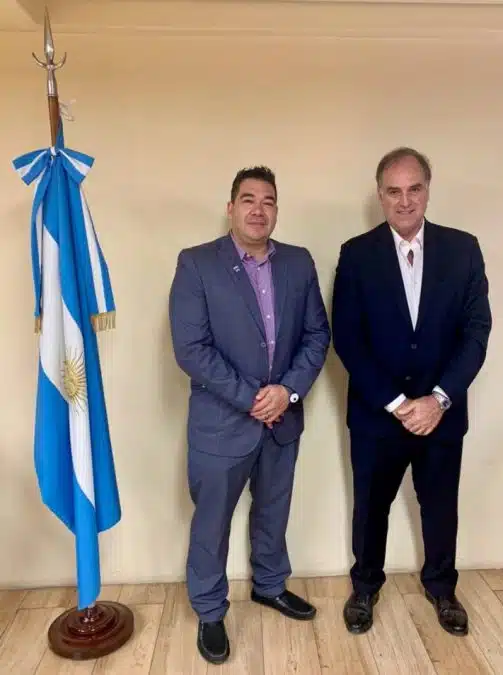 Juan Carlos Reyes (na esquerda), presidente da Comissão Nacional de Ativos Digitais de El Salvador, e Roberto E. Silva, presidente da Comissão de Valores Mobiliários da Argentina.