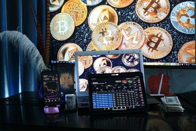 Computador de trader analisando criptomoedas e bitcoin