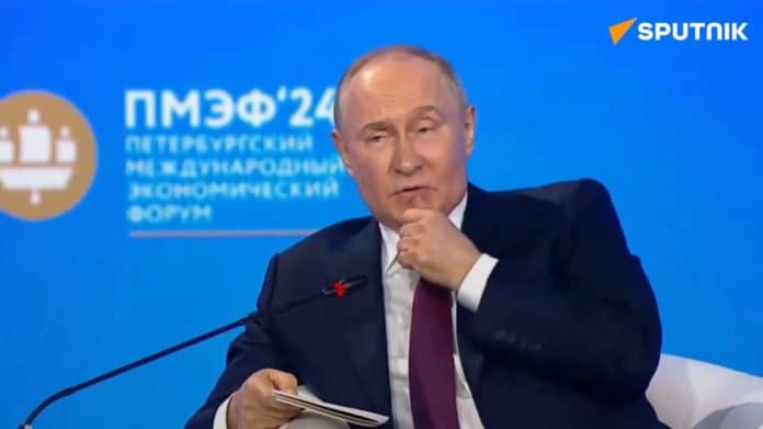 Vladimir Putin, presidente da Rússia, criticando economia americana no Fórum Econômico Internacional de São Petersburgo. Fonte: Sputnik/Reprodução.