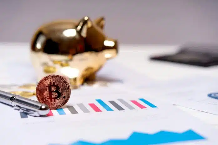 Bitcoin em análise, com cofre de porco dourado ao fundo