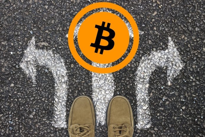 Caminhos em setas para esquerda e direita, a do centro apontando para o bitcoin