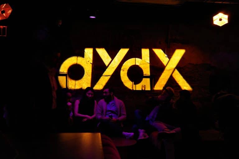 Imagem de festa da corretora descentralidade de criptomoedas dYdX