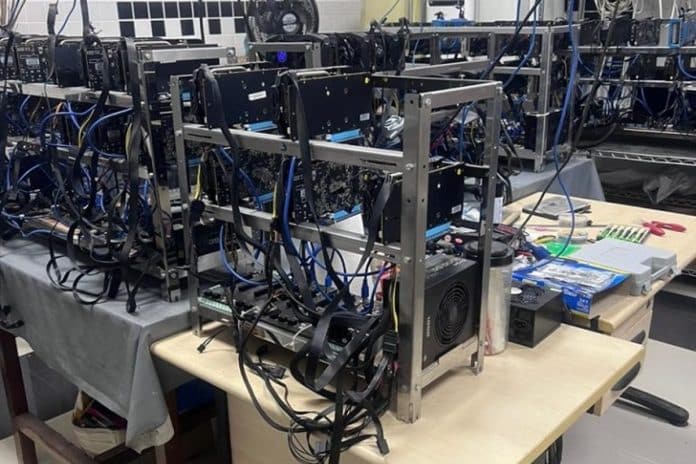 Máquinas mineradoras de criptomoedas apreendidas pela polícia civil de São Paulo