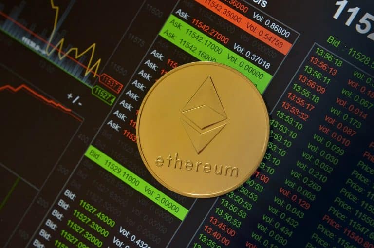 Moeda do Ethereum com gráficos ao fundo
