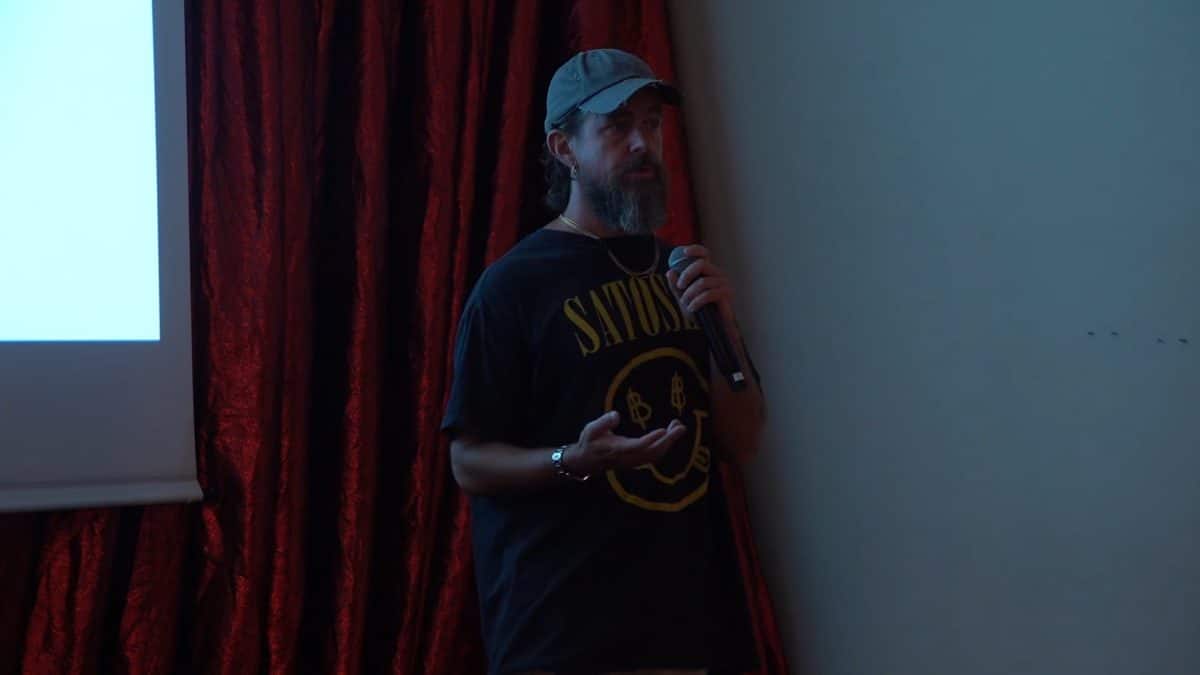 Jack Dorsey, fundador do Twitter, dando palestra sobre Bitcoin. Fonte: YouTube/Reprodução.