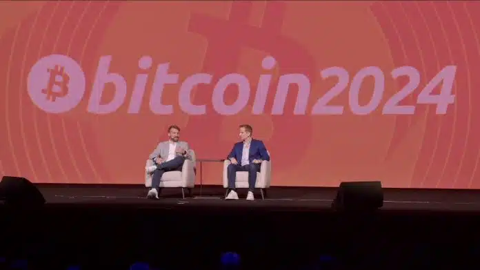 Robert Mitchnick, head de ativos digitais da BlackRock, e James Seyffart, especialista da Bloomberg em ETFs, na conferência Bitcoin 2024. Fonte: Reprodução.