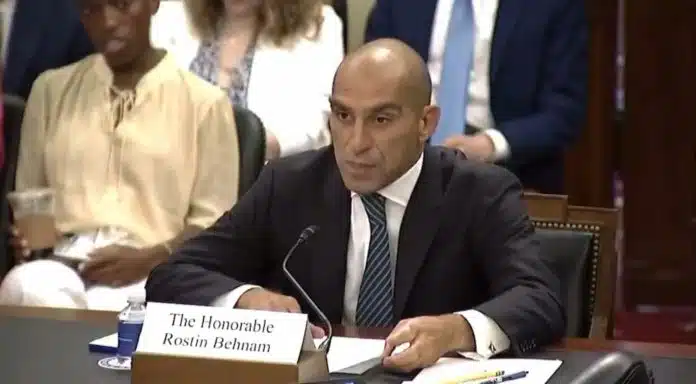 Rostin Behnam, presidente da CFTC, falando sobre criptomoedas no Senado americano. Fonte: Reprodução.