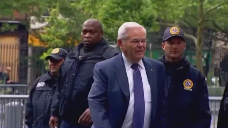 Bob Menendez, senador americano crítico do Bitcoin é preso por diversas acusações. Fonte: YouTube/Reprodução.