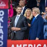Eric Trump ao lado de seu pai, Donald Trump