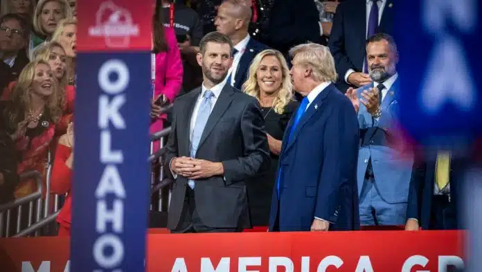 Eric Trump ao lado de seu pai, Donald Trump