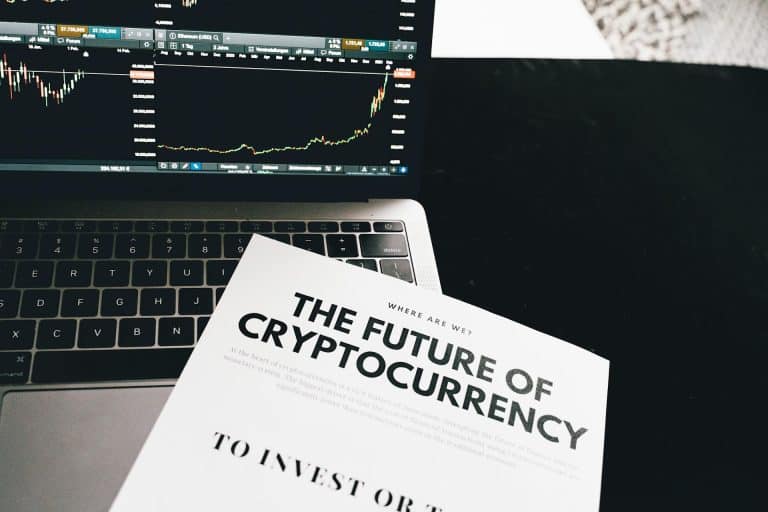Foto de gráfico com valorização ao fundo de análise sobre o futuro das criptomoedas Ethereum Bitcoin