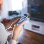 Mulher atenta ao seu telefone Iphone da Apple