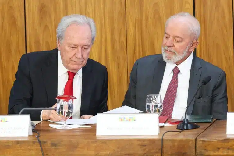 O ministro da Justiça Ricardo Lewandowski e o presidente Luiz Inácio Lula da Silva em evento no Palácio do Planalto em Brasília