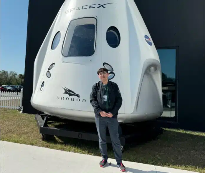 Chun Wang, fundador da F2Pool, ao lado de capsula Dragon da SpaceX. Fonte: Redes sociais/Reprodução.