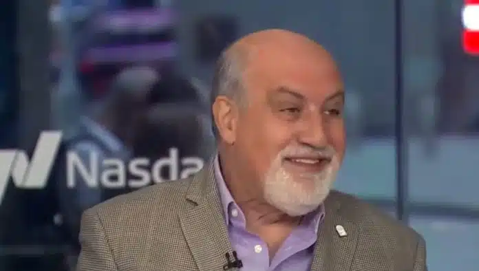 Nassim Taleb, autor de A Lógica do Cisne Negro, rindo ao falar sobre queda do Bitcoin. Fonte: CNBC/Reprodução.