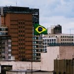 Bandeira do Brasil em destaque nos meios de prédios de São Paulo, capital paulista