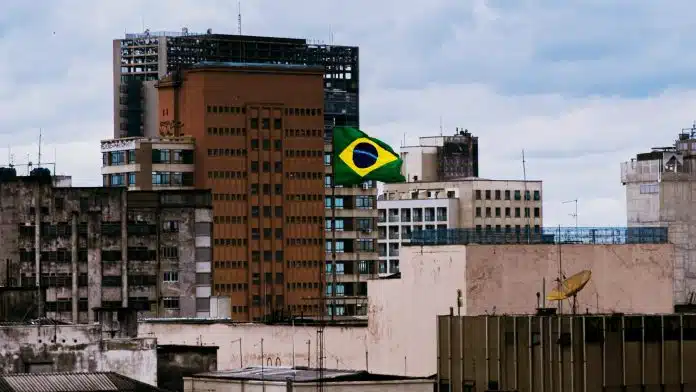 Bandeira do Brasil em destaque nos meios de prédios de São Paulo, capital paulista