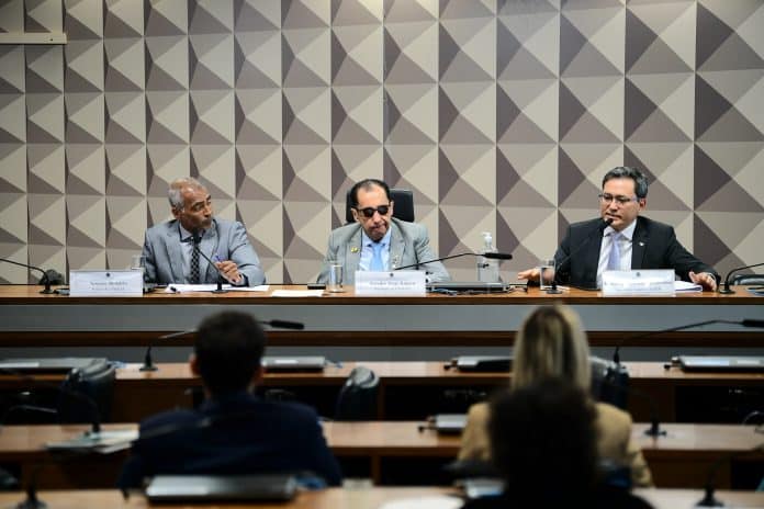 CPIMJAE - CPI da Manipulação de Jogos e Apostas Esportivas Mesa: relator da CPIMJAE, senador Romário (PL-RJ); presidente da CPIMJAE, senador Jorge Kajuru (PSB-GO); secretário especial da Receita Federal do Brasil, Robinson Sakiyama Barreirinhas. Foto: Pedro França/Agência Senado