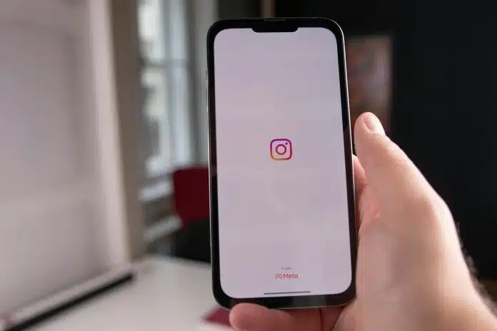 Mão segurando celular com aplicativo do Instagram