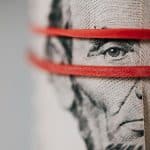 Nota de Dólar com destaque no olho